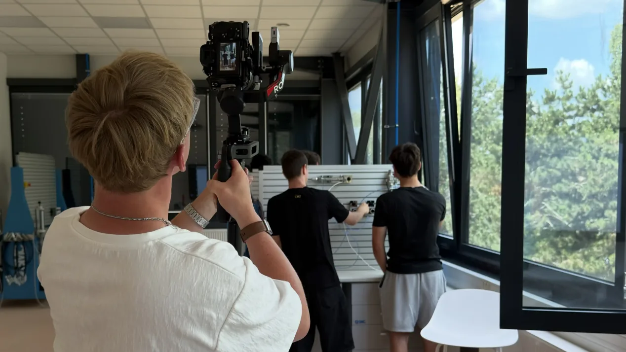 Filming DSAkademien students with a gimbal-mounted camera during a practical lesson